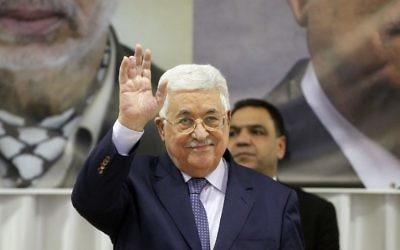 Le président de l'Autorité palestinienne Mahmoud Abbas à Beit Sahur, en Cisjordanie, près de Bethléem, le 6 janvier 2017. (Crédit : Hazem Bader/AFP)