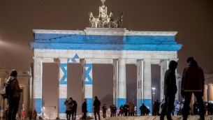 En hommage aux victimes de l'attentat au camion bélier de Jérusalem, le drapeau israélien a été projeté sur la porte de Brandebourg de Berlin le 9 janvier 2017. (Crédit : Michael Kappeler/dpa/AFP)