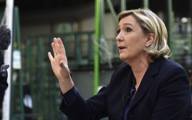 Marine Le Pen pendant la visite de l'usine Fermap de Forbach, dans l'est de la France, le 18 janvier 2017. (Crédit : Patrick Hertzog/AFP)