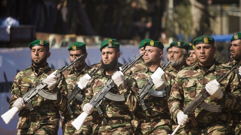 Des membres des forces de sécurité palestiniennes du Hamas pendant la cérémonie de fin d’un programme de formation militaire du Hamas, à Gaza Ville, le 22 janvier 2017. (Crédit : Mahmud Hams/AFP)