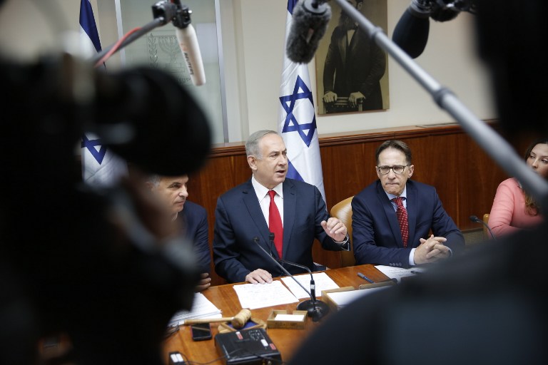 Le Premier ministre  Benjamin Netanyahu, au centre, pendant la réunion hebdomadaire du cabinet à Jérusalem, le 22 janvier 2017 (Crédit : Ronen Zvulun/Pool/AFP)