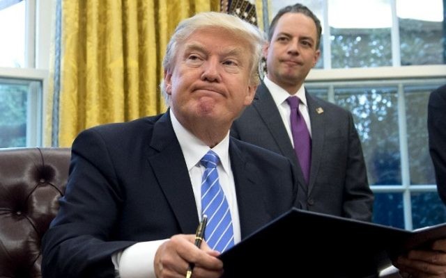 Le président américain Donald Trump et son directeur de cabinet Reince Priebus dans le Bureau ovale de la Maison Blanche, le 23 janvier 2017. (Crédit : Saul Loeb/AFP)