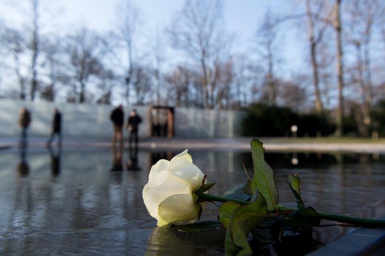 Une rose blanche déposée au mémorial de Berlin lors d'une cérémonie de commémoration du 27 janvier 2017, journée internationale du souvenir de l'Holocauste. (Crédit : AFP /dpa / Monika Skolimowska / Allemagne OUT) 