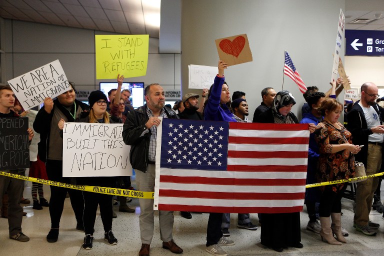 Manifestation à l'aéroport de Dallas, au Texas, contre le décret anti-réfugiés signés par le président américain Donald Trump, le 28 janvier 2017. (Crédit : G. Morty Ortega/Getty Images/AFP)