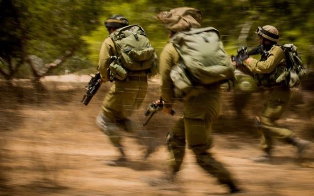 Soldats israéliens pendant l'opération Bordure protectrice dans la bande de Gaza, le 4 août 2014. Illustration. (Crédit : unité des porte-paroles de l'armée israélienne)