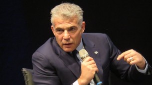 Yair Lapid, président du parti Yesh Atid, à Givat Shmuel, le 28 janvier 2017. (Crédit : Yesh Atid)
