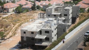 Deux immeubles de 24 logements en construction dans l'implantation de Beit El, près de Ramallah, en Cisjordanie, le 28 juillet 2015. (Crédit : Flash90)