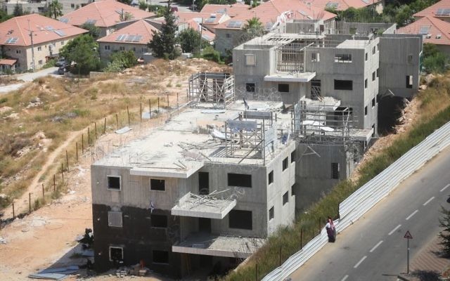 Deux immeubles de 24 logements en construction dans l'implantation de Beit El, près de Ramallah, en Cisjordanie, le 28 juillet 2015. (Crédit : Flash90)