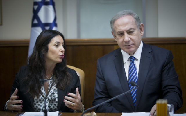 Le Premier ministre Benjamin Netanyahu et sa ministre de la Culture et des Sports Miri Regev pendant la réunion hebdomadaire du cabinet à Jérusalem, le 11 décembre 2016. (Crédit : Yonatan Sindel/Flash90)