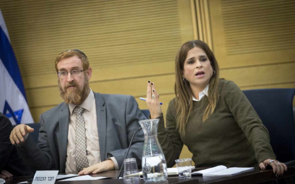 Le député du Likud Yehuda Glick et la députée de Koulanou Merav Ben-Ari, à la Knesset, le 28 décembre 2016. (Crédit : Miriam Alster/Flash90)