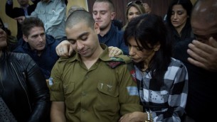 Elor Azaria, le soldat israélien qui a tué un terroriste palestinien à Hébron, devant la cour avant la lecture de son verdict, à la Kirya, à Tel Aviv, le 4 janvier 2017. (Crédit : Miriam Alster/Flash90)