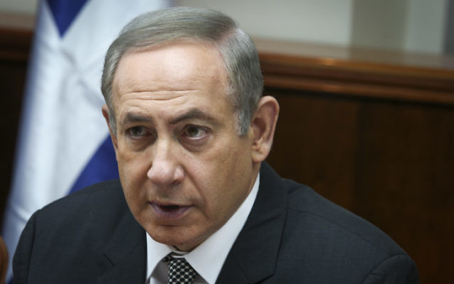 Le Premier ministre Benjamin Netanyahu lors de la réunion ministérielle hebdomadaire, dans ses bureaux, le 15 janvier 2017. (Crédit : Amit Shabi/Pool)