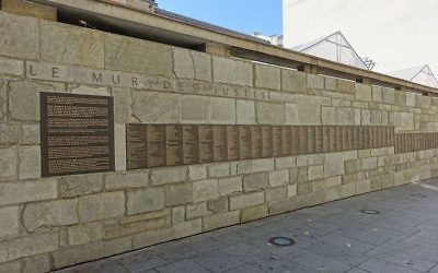 Mur des Justes au Mémorial de la Shoah à Paris. Illustration. (Crédit : Guilhem Vellut/CC-BY SA 2.0)