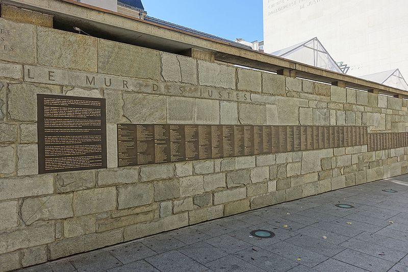 Mur des Justes au Mémorial de la Shoah à Paris (Crédit : Guilhem Vellut/CCBY SA 2.0)