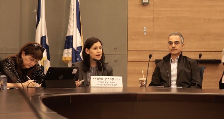 La députée Karin Elharar, présidente de la commission de Contrôle de l'Etat de la Knesset, pendant une session sur la répression de la fraude des options binaires, le 2 janvier 2017. (Crédit : Luke Tress/Times of Israël)