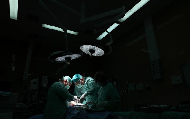 Photo d'illustration de médecins dans une salle d'opération. (Crédit : Yaakov Naumi/Flash90)