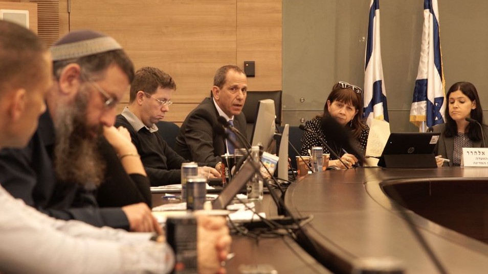 La députée Karin Elharar, présidente de la commission de Contrôle de l'Etat de la Knesset, à droite, le président de l'Autorité des titres israélienne, Shmuel Hauser, troisième à droite, et d'autres participants à une session sur la répression de la fraude des options binaires, le 2 janvier 2017. (Crédit : Luke Tress/Times of Israël)