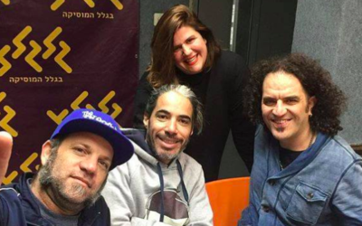 Shaanan Streett (à gauche), Guy Mar et Yair Cohen Harounoff de Hadag Nahash avec Hadar Marks (en haut) à la station de radio Galgalatz (Crédit : Autorisation Galgalatz)