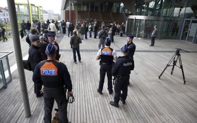 journalistes et policiers devant le tribunal d'Anvers au premier jour du procès de 46 membres du groupe islamique radical Sharia4Belgium, considéré comme l'un des principaux pourvoyeurs de terroristes en Syrie. Illustration. (Crédit : Nicolas Maeterlinck/AFP)