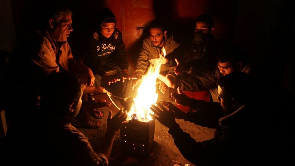 Des palestiniens se réchauffent autour d'un feu pour pallier le manque d'électricité, à Rafah, dans la bande de Gaza, le 1er décembre 2016. (Abed Rahim Khatib/Flash90)