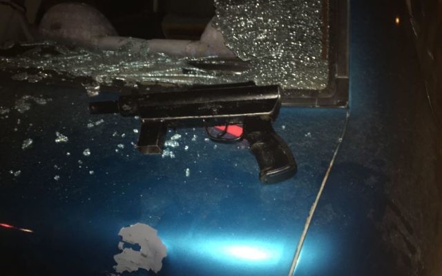 Une arme semi-automatique de type “Carlo” retrouvée dans une voiture après une attaque à main armée près du village d'Aboud, en Cisjordanie, le 25 janvier 2017. (Crédit : unité des porte-paroles de l'armée israélienne)