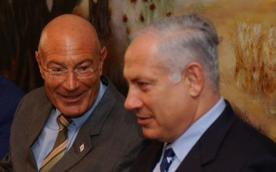 Benjamin Netanyahu (à droite) et le producteur Arnon Milchan lors d'une conférence de presse, le 28 mars 2005. (Crédit : Flash90)
