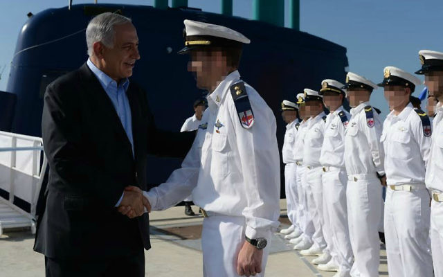 Le Premier ministre Benjamin Netanyahu avec des membres de la Marine israélienne pendant la cérémonie d'accueil du sous-marin INS Tanin au port de Haïfa, le 23 septembre 2014. (Crédit : Kobi Gideon/GPO)