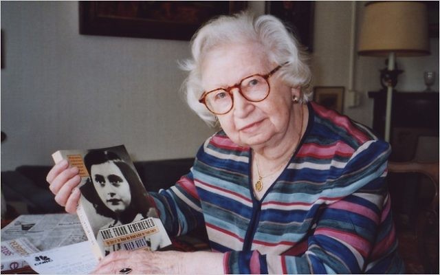 Miep Gies montre une copie de son livre ‘Anne Frank Remembered’ dans son appartement d'Amsterdam en 1998. (Autorisation : Steve North)