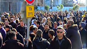 Des militants manifestent devant la Kirya en soutien à Elor Azaria pendant la lecture de son verdict, à Tel Aviv, le 4 janvier 2017. (Crédit : capture d'écran Deuxième chaîne)