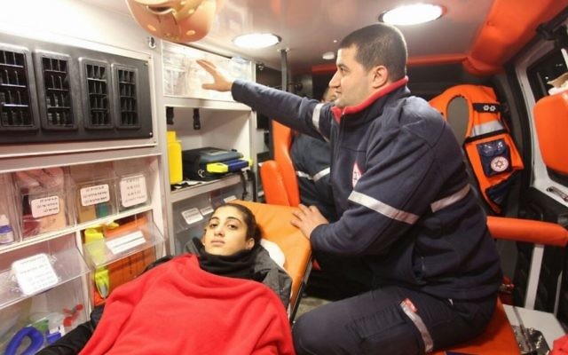 Reva Mansour, une Israélienne de 18 ans blessée dans l'attentat du Nouvel an à Istanbul, est transférée à l'hôpital Meir de Kfar Saba, en Israël, le 1er janvier 2017. (Crédit : Magen David Adom)