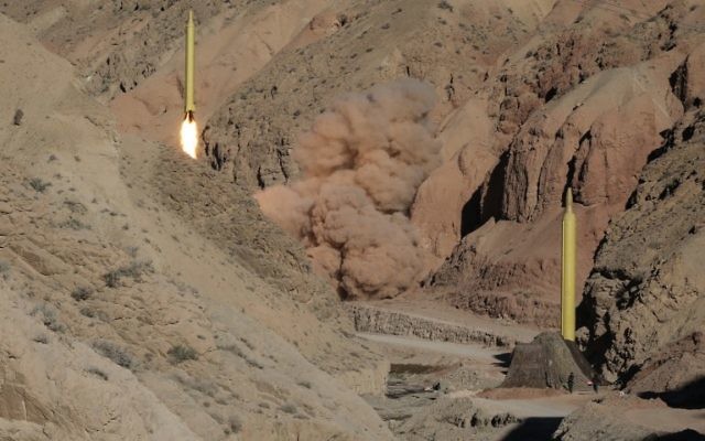 Un missile balistique  longue portée Qadr est lancé depuis la montagne Alborz dans le nord de l'Iran, le 9 mars 2016. (Crédit : Mahmood Hosseini/Tasnim News/AFP)