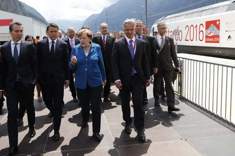 La chancelière allemande Angela Merkel, au centre, avec le chancelier autrichien Christian Kern, à gauche, le Premier ministre italien Matteo Renzi, 2° à gauche, et le conseiller fédéral suisse Didier Burkhalter, 2° à droite, pendant l'inauguration du tunnel ferroviaire de Gotthard, le 1er juin 2016. (Crédit : Peter Klaunzer/AFP)