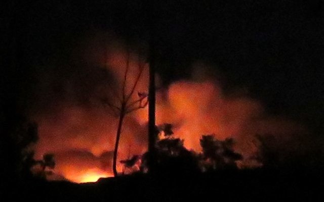 Flammes et fumée à l'aéroport militaire syrien de Mazzé, au sud ouest de Damas, après une explosion, le 13 janvier 2017. (Crédit : AFP)
