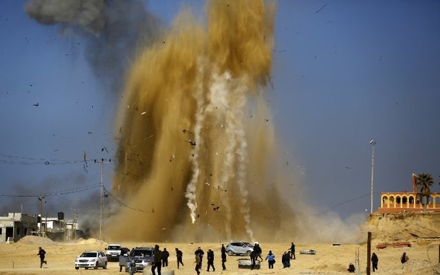 Frappes aériennes israéliennes sur une position du Hamas dans le nord de la bande de Gaza, après un tir de roquette contre Israël, le 6 février 2017. (Crédit : Mohammed Abed/AFP)