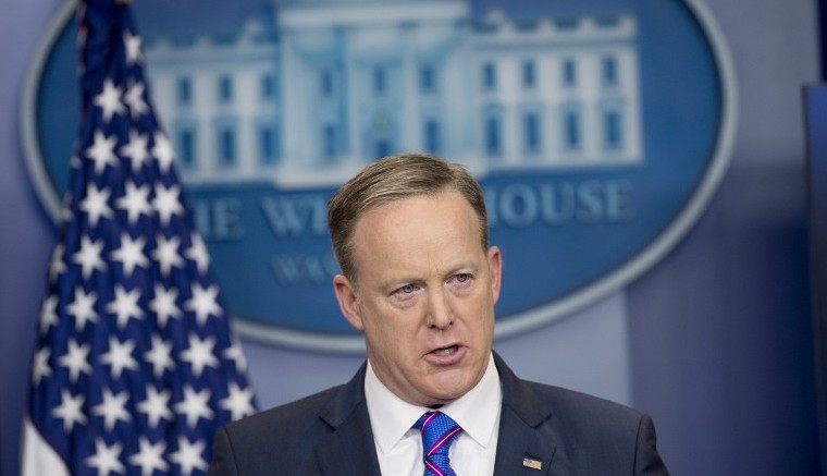 Sean Spicer, attaché de presse de la Maison Blanche, lors du point-presse quotidien dans la Salle Brady, réservée aux rencontres avec les journalistes, à la Maison Blanche, le 14 février 2017. (Crédit : Saul Loeb/AFP)