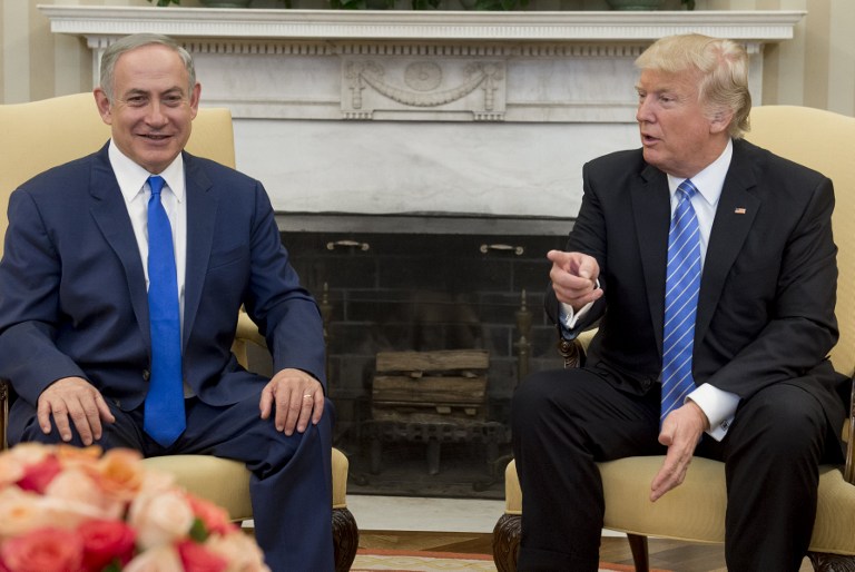 Le Premier ministre Benjamin Netanyahu, à gauche, et le président américain Donald Trump dans le Bureau ovale de la Maison Blanche, le 15 février 2017. (Crédit : Saul Loeb/AFP)