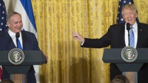 Le Premier ministre Benjamin Netanyahu, à gauche, et le président américain Donald Trump, à la Maison Blanche, le 15 février 2017. (Crédit : Saul Loeb/AFP)