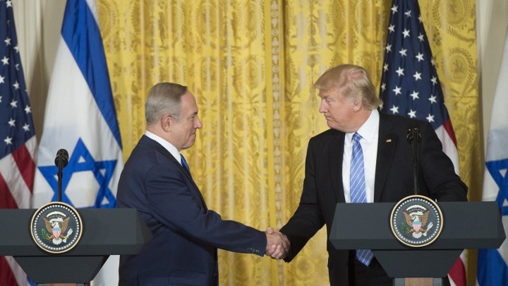 Le Premier ministre Benjamin Netanyahu, à gauche, et le président américain Donald Trump, à la Maison Blanche, le 15 février 2017. (Crédit : Saul Loeb/AFP)