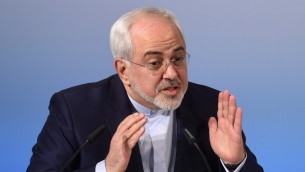 Mohammad Javad Zarif, ministre iranien des Affaires étrangères, pendant la 53e Conférence sur la sécurité de Munich, le 19 février 2017. (Crédit : Christof Stache/AFP)