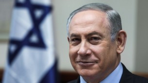 Le Premier ministre Benjamin Netanyahu pendant la réunion du cabinet dans ses bureaux, à Jérusalem, le 19 février 2017. (Crédit : Dan Balilty/Pool/AFP)