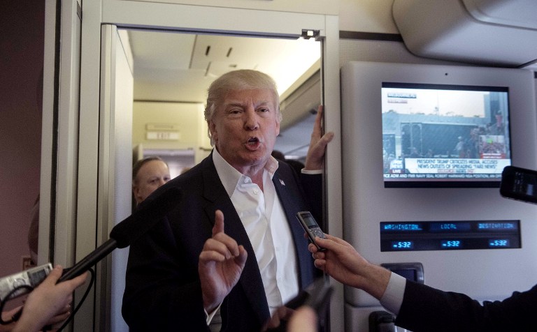 Le président américain Donald Trump s'adresse aux journalistes à bord d'Air Force One avant un meeting à Melbourne, en Floride, le 18 février 2017. (Crédit : Nicholas Kamm/AFP)
