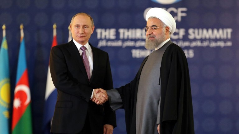Le président iranien Hassan Rouhani, à droite, avec son homologue russe Vladimir Poutine à Téhéran, le 23 novembre 2015. (Crédit : Atta Kenare/AFP)