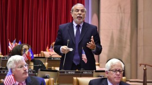 Le député de New Yok Dov Hikind (Démocrate) représente le 48ème district de Brooklyn depuis 1983, une zone qui inclue l'une des plus grandes communautés orthodoxes hors Israël (Autorisation) 