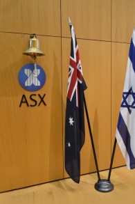 Les drapeaux israéliens et australiens à l'Australian Securities Exchange (Crédit :  autorisation)