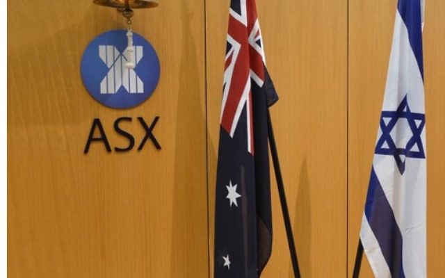 Les drapeaux israélien et australien à l'Australian Securities Exchange (Crédit :  autorisation)