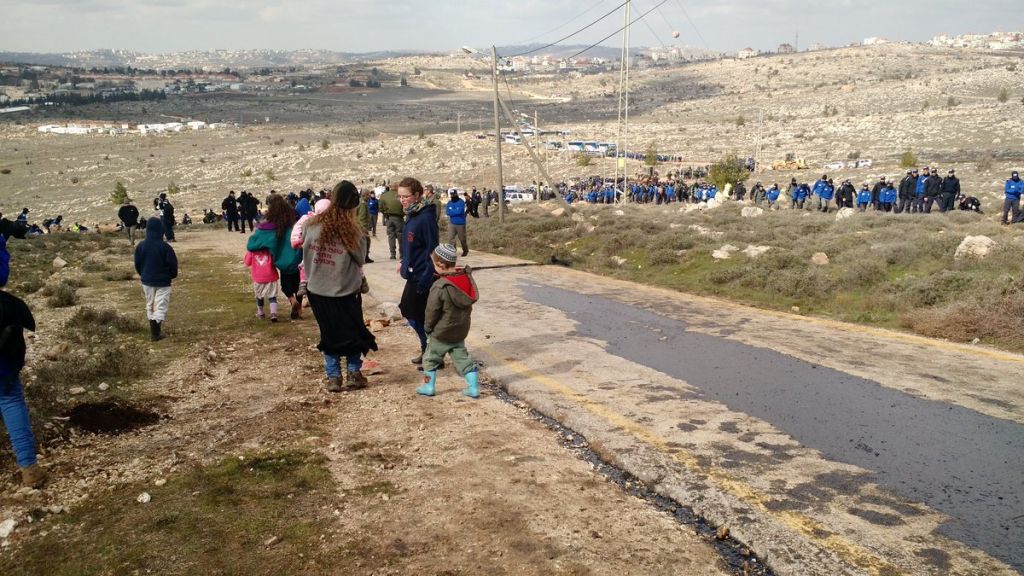 Les parents d'Amona envoient leurs enfants en bas de la colline, dans l'implantation d'Ofra, avant l'évacuation imminente, le 1er février 2017. (Crédit : Judah Ari Gross/Times of Israël)