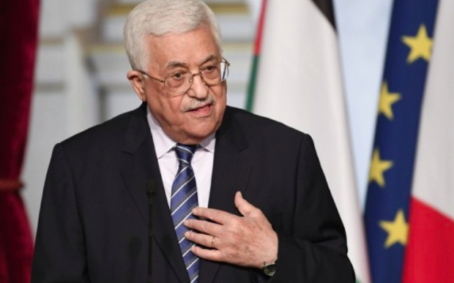Le président de l'Autorité palestinienne Mahmoud Abbas lors d'une déclaration conjointe avec le président français après leur réunion au Palais présidentiel de l'Elysée à Paris, le 7 février 2017. (Crédit : Stéphane de Sakutin/AFP)