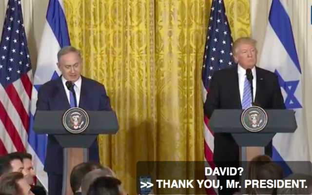 Le Premier ministre Benjamin Netanyahu, à gauche, et le président américain Donald Trump, à la Maison Blanche, le 15 février 2017. (Crédit : capture d’écran YouTube/White House)