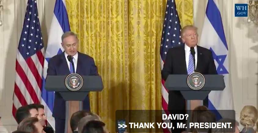 Le Premier ministre Benjamin Netanyahu, à gauche, et le président américain Donald Trump, à la Maison Blanche, le 15 février 2017. (Crédit : capture d’écran YouTube/White House)