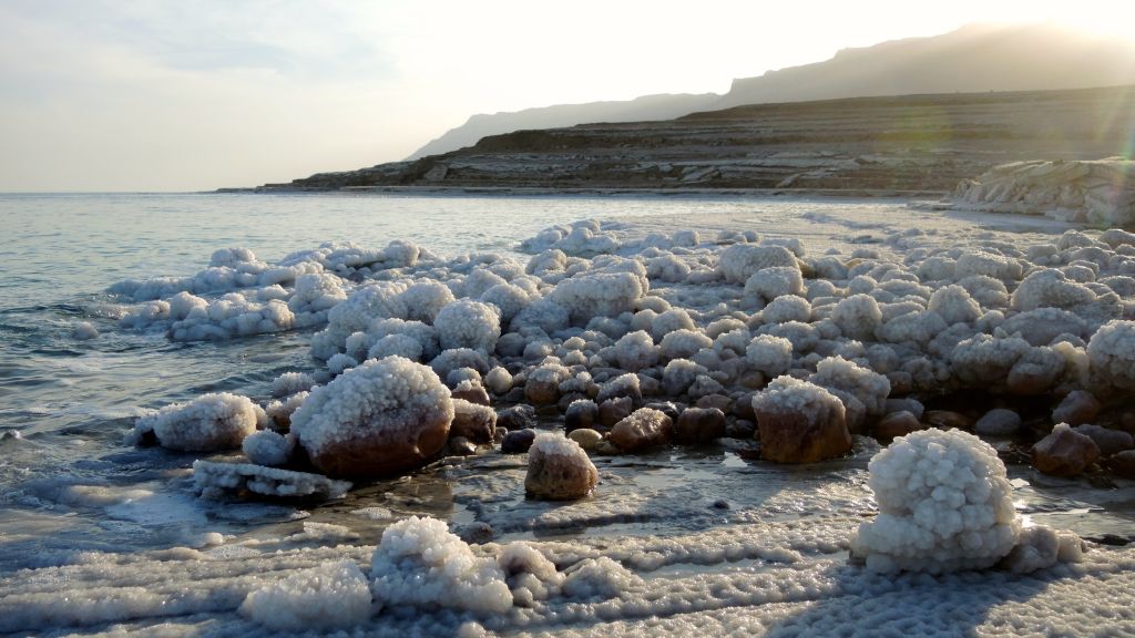 Des pierres recouvertes de sel sur les rives du bassin nord de la mer Morte le 11 janvier 2017 (Crédit : Melanie Lidman/Times of Israel)